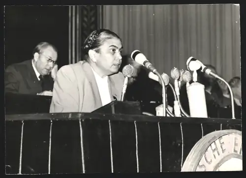 Fotografie Hilde Benjamin bei ihrer Rede beim IV. Parteitag der SED 1954