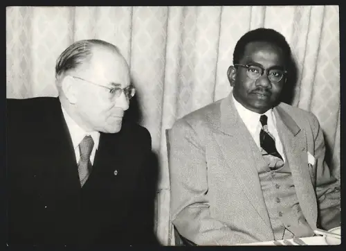 Fotografie Fred Oelssner im Gespräch mit Ibrahim el Mufti, Minister f. Handel, Industrie und Versorgung von Sudan 1956