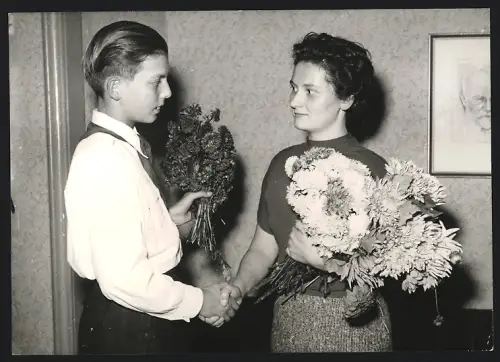 Fotografie Vera Seiffert, Frau von Wolfgang Seiffert, erhält von einem jungen Pionier Blumen 1955