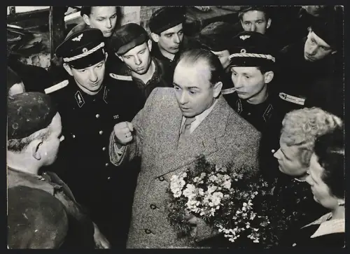 Fotografie Wolfgang Seiffert im Gespräch mit den Jugendlichen des RAW 1956