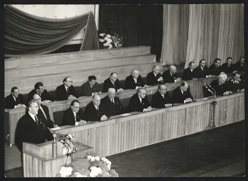 Fotografie Otto Grotewohl am Rednerpult beim 10. Jahrestag der SED 1956