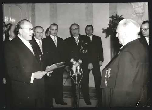 Fotografie Otto Grotewohl überbringt Wilhelm Pieck Glückwünsche zum neuen Jahr 1955, Walter Ulbricht, Paul Scholz
