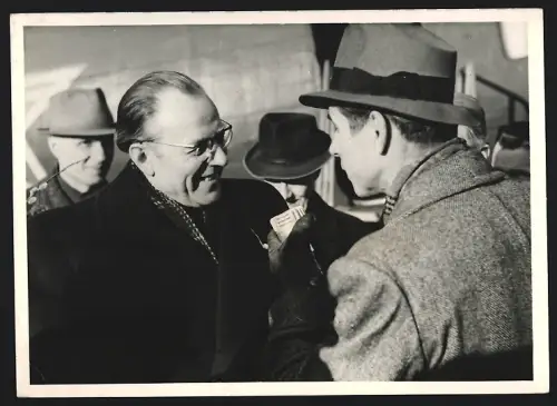 Fotografie Otto Grotewohl bei einem Interview mit dem Berliner Rundfunk 1950