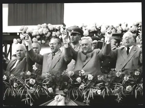 Fotografie Grosskundgebung der Berliner Bevölkerung mit Chrustschow, Grotewohl, Bulganin und Schirdewan 1955