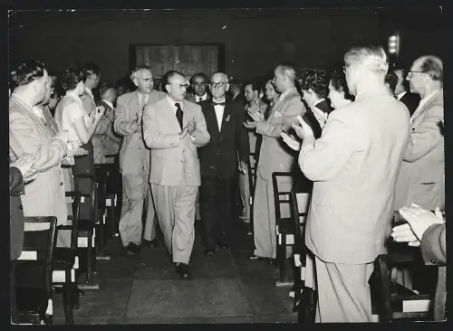 Fotografie Otto Grotewohl im Hygienemuseum in Dresden mit Rudi Jahn und Professor Laux 1955