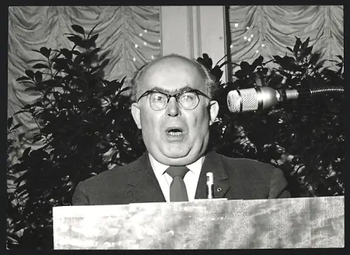 Fotografie Erich Mückenberger bei einer Rede am Rednerpult