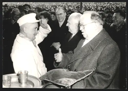 Fotografie Überreichung d. Schlüssels des Roten Rathauses von Max Köpper an Oberbürgermeister Ebert 1955, Wilhelm Pieck