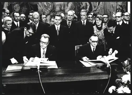 Fotografie Dr. Kohl und Bahr bei der Unterzeichnung des Grundvertrags zwischen BRD und DDR in Bonn 1972, 18 x 25cm