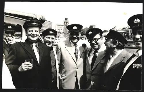 Fotografie Heinz Hollmann, Hamburg, Binderstrasse 18, Dr. Michael Kohl im Hamburger Hafen, Grossformat 18 x 27cm