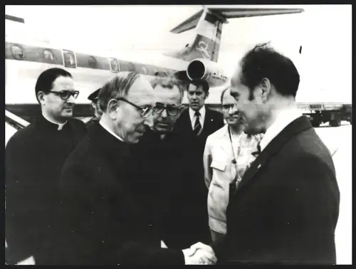 Fotografie Erzbischof Agostino Casaroli mit Oskar Fischer auf dem Flughafen Schönefeld 1975, Grossformat 19 x 25cm