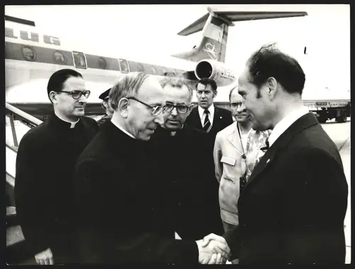 Fotografie Erzbischof Agostino Casaroli bei seiner Ankunft in Berlin mit Oskar Fischer 1975, Grossformat 19 x 25cm