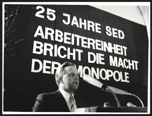 Fotografie Rudolf Meyer, Essen-Steele, Schellingweg 13, Kurt Erlebach bei einer Rede, 25 Jahre SED, Grossformat 19 x 25cm