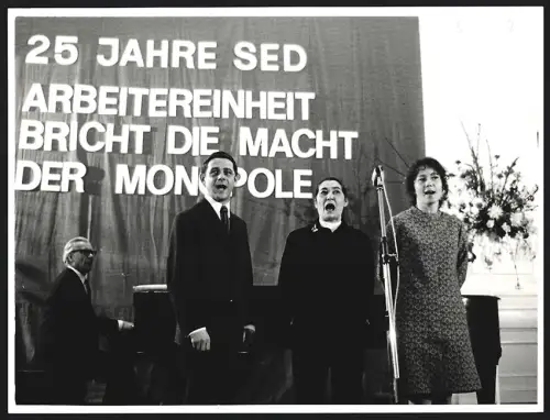 Fotografie Rudolf Meyer, Essen-Steele, Schellingweg 13, 25 Jahre SED, Frau Lin Jaldati, Prof. Dr. Eberhard Rebling