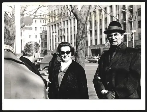 Fotografie Dr. Christa Zinn und Herr Leitz auf der Gorkistrasse in Moskau, Grossformat 19 x 25cm