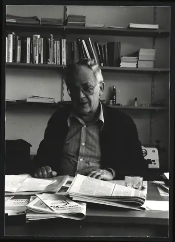 Fotografie Helmut Bausch (KPD) an seinem Schreibtisch