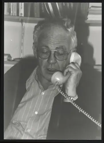 Fotografie Helmut Bausch (KPD) am Telefon sprechend