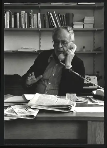 Fotografie Helmut Bausch (KPD) an seinem Schreibtisch telefonierend