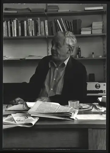 Fotografie Helmut Bausch (KPD) mit Zeitung auf seinem Schreibtisch