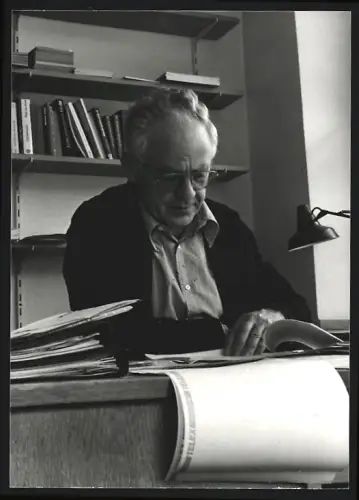 Fotografie Helmut Bausch (KPD) an seinem Schreibtisch lesend