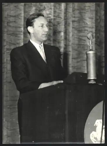 Fotografie Herr Schmidt-Wittmack am Rednerpult der Deutschen Staatsoper 1954