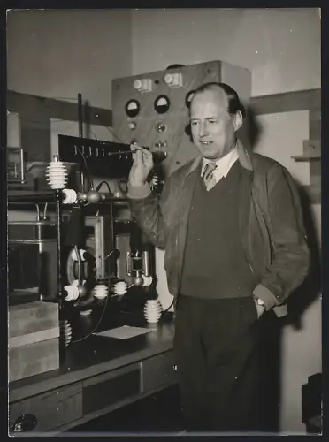 Fotografie Stalinpreisträger Manfred von Ardens in seinem Forschungslaboratorium 1955