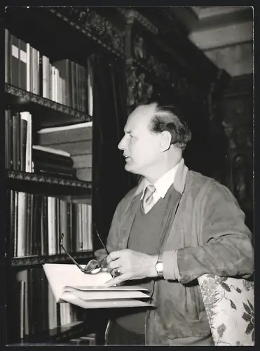 Fotografie Manfred von Ardens, Stalinpreisträger und Physiker, in seinem Arbeitszimmer 1955
