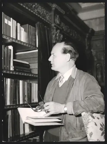 Fotografie Manfred von Ardens, Stalinpreisträger und Physiker, in seinem Arbeitszimmer 1955