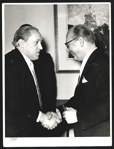 Fotografie Erich Freund und Dr. Kurt Leopold beim Händedruck nach dem Unterzeichnen des Interzonen-Handelsabkommens