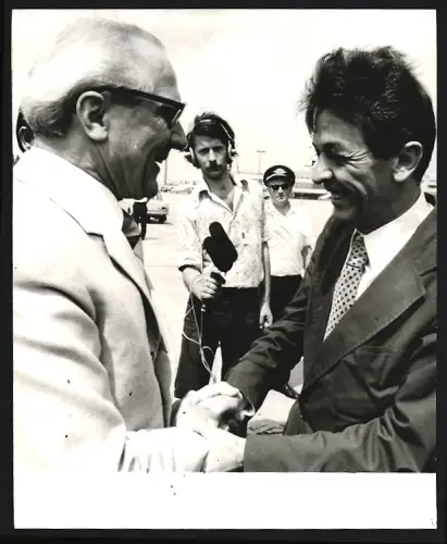 Fotografie Enrico Berlinguer und Erich Honecker beim Händedruck