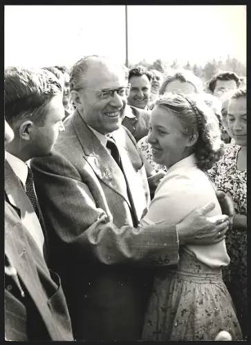 Fotografie Umarmung zwischen Otto Grotewohl und einer Studentin an der Gedenkstätte vom Soja Kosmodemjanskaja 1955