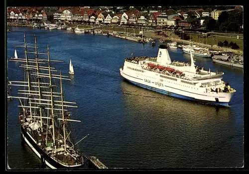AK Fährschiff M.S. Nils Dacke passiert in Travemünde die Viermastbark Passat, Segelschiff