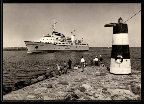 AK Fährschiff Gedser passiert das Leuchtfeuer auf der Südmole Travemünde