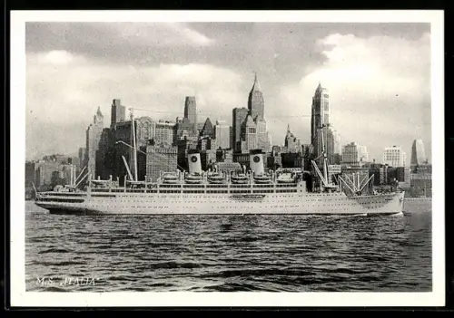 AK New York, Passagierschiff M.S. Italia vor Skyline von Manhattan