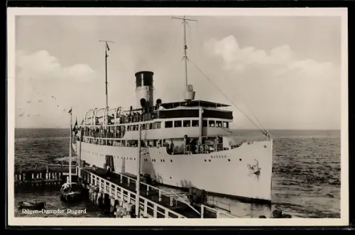 AK Passagierschiff Rugard beim Ablegen über den Achtersteven fahrend