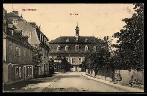 AK Herrnhut, Bertelsdorfer Strasse mit Kirche