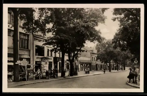 AK Oranienburg, Bernauer Strasse mit Litfasssäule, Geschäfte, Leute