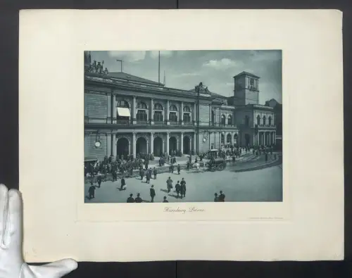 Fotografie Lichtdruck Commetrische Kunsthandlung, Hamburg, Ansicht Hamburg, Börse mit Passanten, Grossformat 36 x 47cm