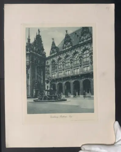 Fotografie Lichtdruck Commetersche Kunsthandlung, Hamburg, Ansicht Hamburg, Rathaus, Hof, Grossformat 36 x 47cm