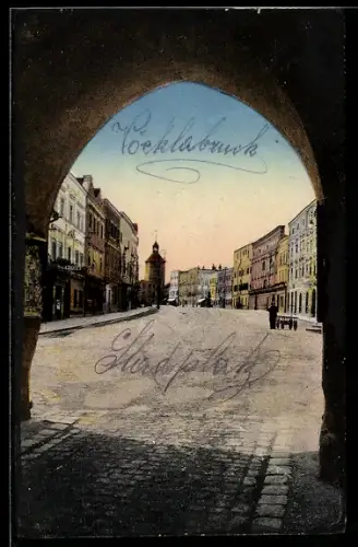 AK Vöcklabruck, Stadtplatz mit Torbogen