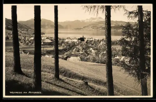 AK Weyregg am Attersee, Blick mit See, Dorf und Bergen
