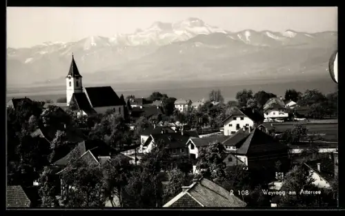 AK Weyregg am Attersee, Ortsansicht mit Kirche, See und Gebirgspanorama