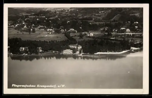 AK Krumpendorf a. W., Fliegeraufnahme mit Uferpanorama