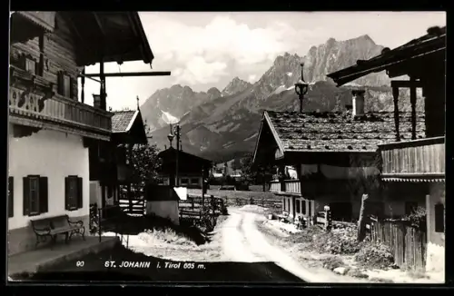 AK St. Johann i. Tirol, Strasse mit Häusern und Gebirgspanorama