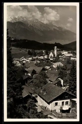 AK Natters a. d. Stubaitalbahn, Ortsansicht mit Kirche und Gebirgspanorama