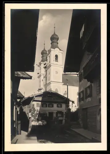 AK Hopfgarten /Tirol, Kirche in enger Strassenszene