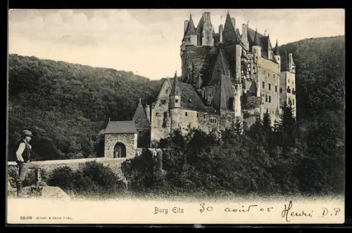 AK Burg Eltz mit Wanderer
