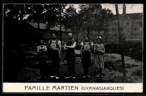 AK Akrobaten Famille Martien im Garten