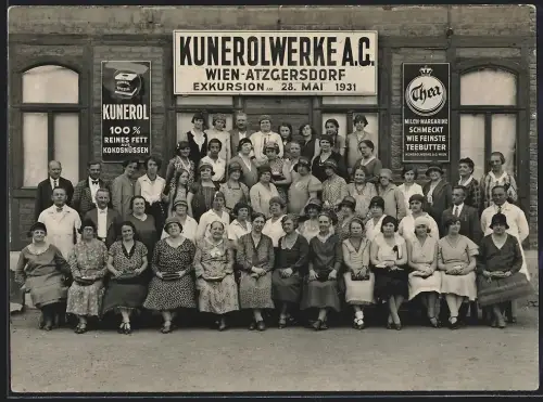 Fotografie unbekannter Fotograf, Ansicht Wien-Atzgersdorf, Fabrikgebäude der Kunerolwerke AG, Exkursion am 28. Mai 1931