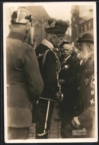 Fotografie Wilhelm Wissmann, München, Generalfeldmarschall August von Mackensen in Uniform spricht mit Veteranen