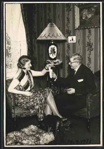 Fotografie Gentleman bietet Lady ein Stück seiner Banane zum Verzehr an